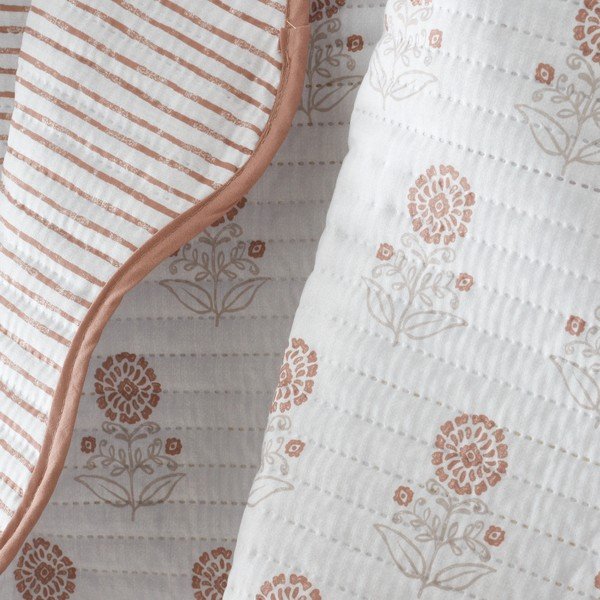 Biała narzuta pikowana 220x230 cm Woodblock Floral – Pineapple Elephant-image-2