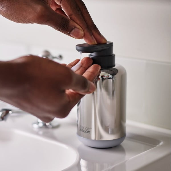 Dozownik do mydła ze stali nierdzewnej w kolorze srebra z połyskiem 300 ml EasyStore Luxe – Joseph Joseph-image-1