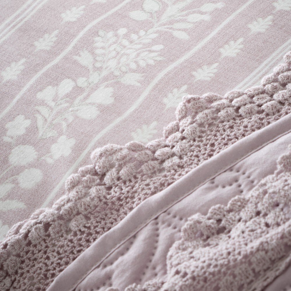 Różowa narzuta pikowana 220x230 cm Bridgerton Silhouette Floral Lace – Catherine Lansfield (zdjęcie 3)