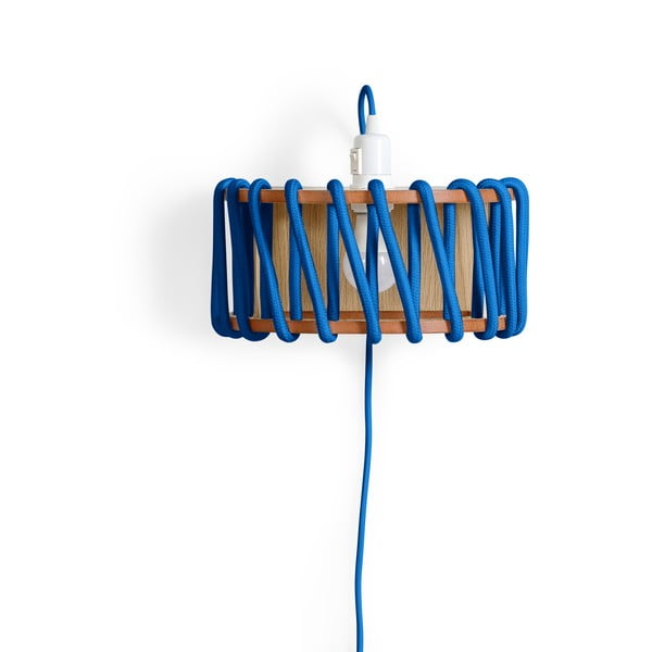 Niebieski kinkiet z drewnianą konstrukcją EMKO Macaron, szer. 30 cm