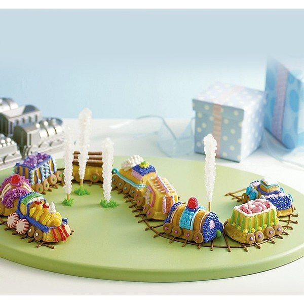 Forma w kolorze srebra na 9 babeczek w kształcie pociągu Nordic Ware Ware Train, 1,2 l-image-1