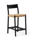 Czarny hoker z litego drewna dębowego (wysokość siedziska 65 cm) Yalia – Kave Home