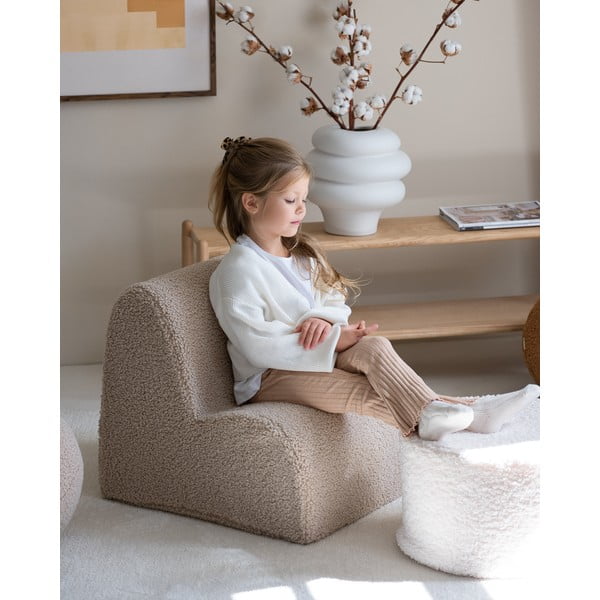 Jasnobrązowy fotel dziecięcy z materiału bouclé Cloud – Wigiwama-image-3