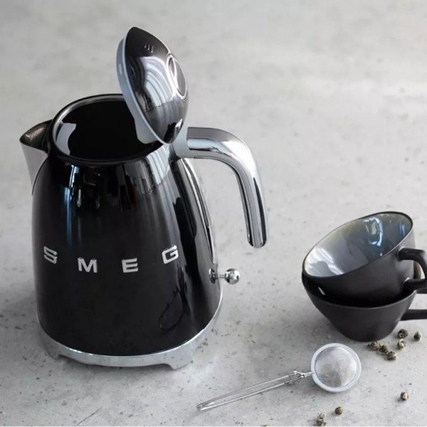 Czarny czajnik elektryczny ze stali nierdzewnej 1,7 l Retro Style – SMEG-image-1