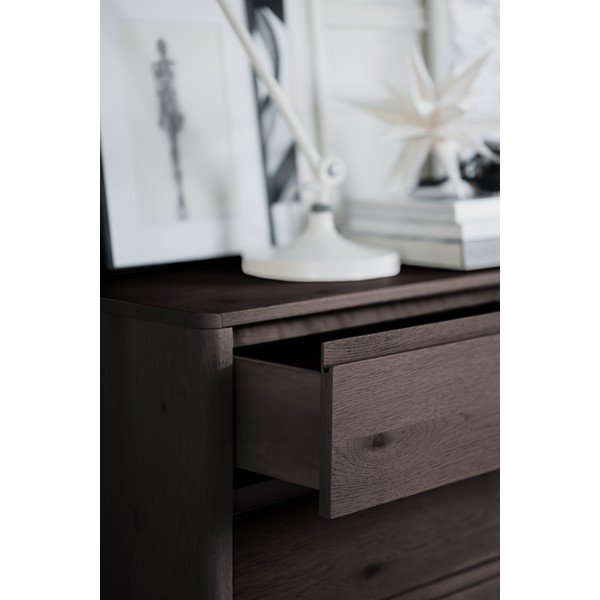 Komoda w dekorze dębu w ciemnym naturalnym kolorze 110x70x45 cm Melstone – Rowico-image-4