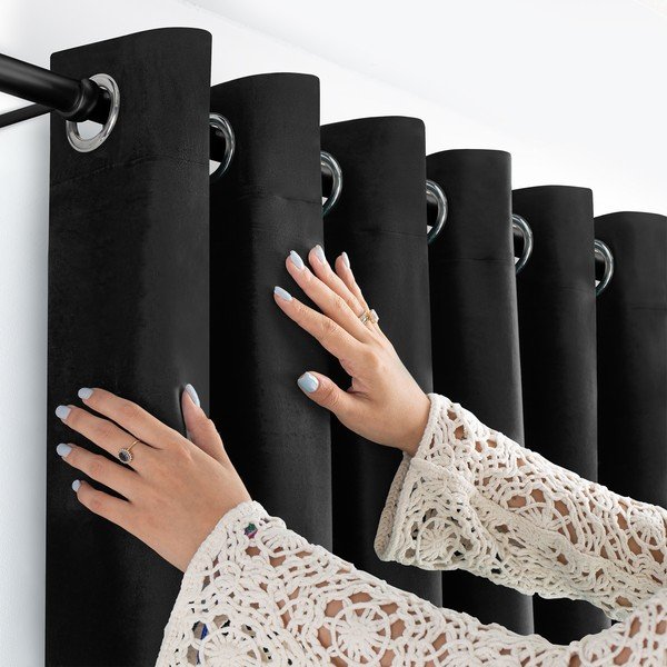 Czarna aksamitna zasłona częściowo zaciemniająca (dimout) 140x175 cm Velto – Filumi-image-2