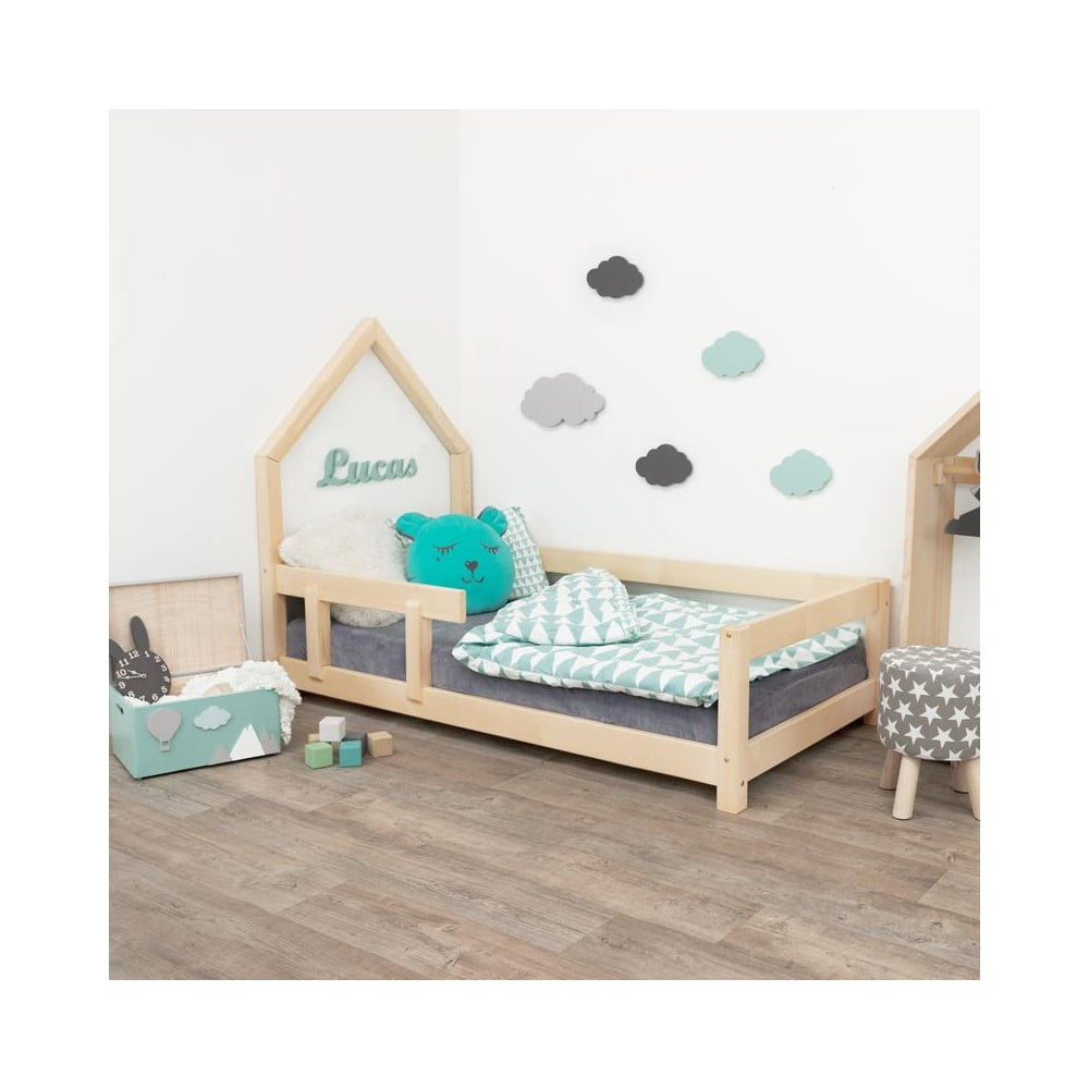 Naturalne łóżko dziecięce w kształcie domku z barierką po lewej stronie Benlemi Poppi, 90x200 cm