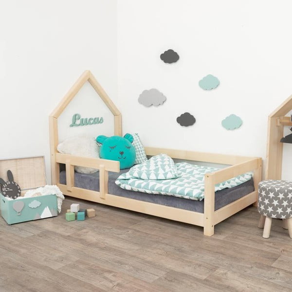 Drewniane łóżko dziecięce z konstrukcją w kształcie domku i z barierką po lewej stronie Benlemi Poppi, 90x160 cm