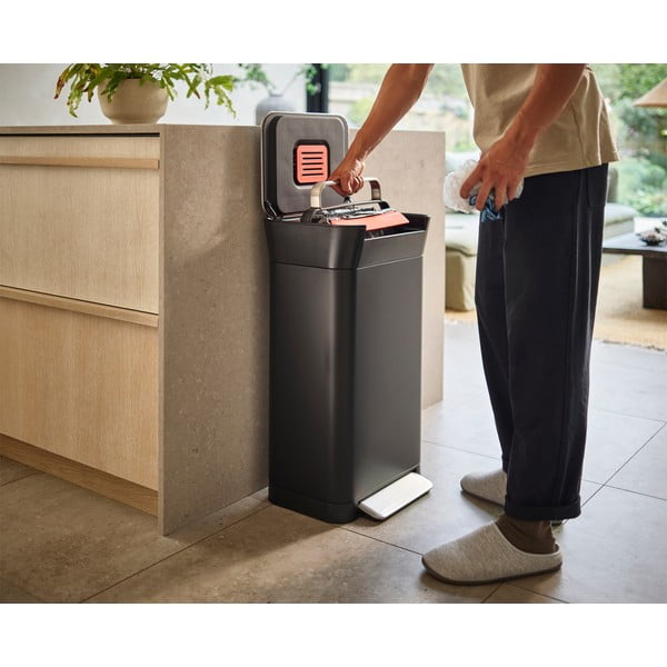 Czarny stalowy kosz na śmieci z pedałem 30 l Titan – Joseph Joseph-image-3