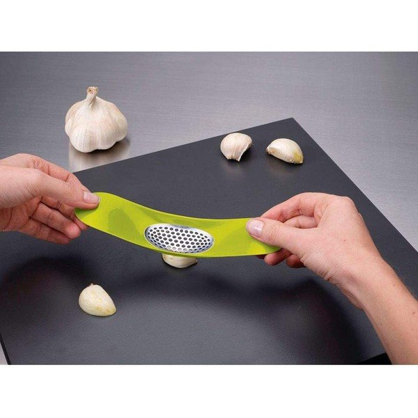 Zielony wyciskacz do czosnku Joseph Joseph Garlic Rocker-image-1