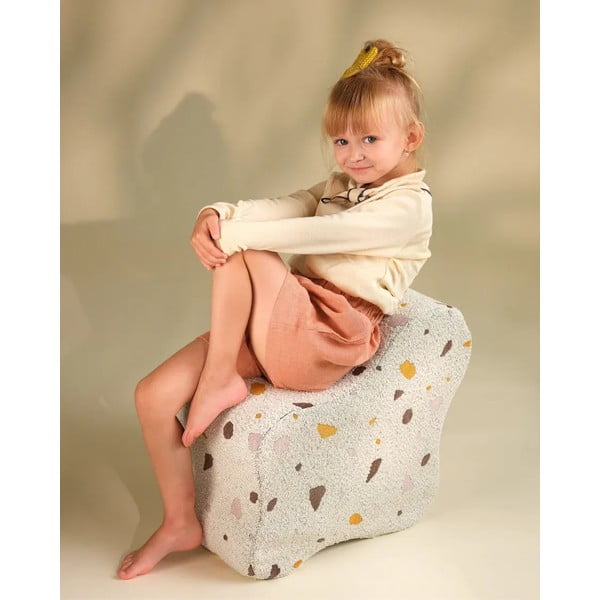 Biały puf dziecięcy z materiału bouclé/z tkaniny szenilowej Terrazzo Cloud – Wigiwama-image-4