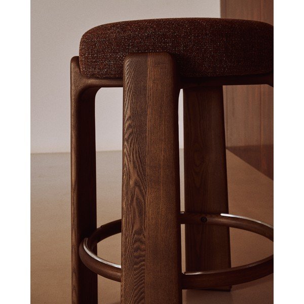 Hoker w kolorze brązowo-ciemnonaturalnym z litego drewna jesionowego (wysokość siedziska 65 cm) Granite – Kave Home-image-3