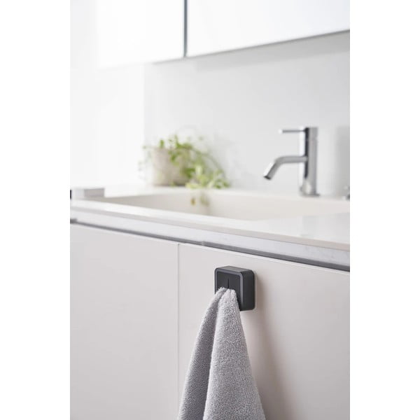 Czarny samoprzylepny plastikowy wieszak na ścierki kuchenne Film Hook – YAMAZAKI-image-2