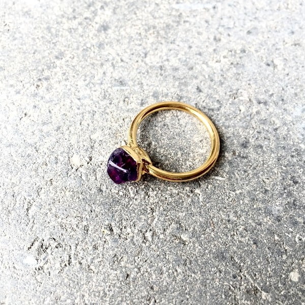 Pozłacany pierścionek z fioletowym ametystem Decadorn