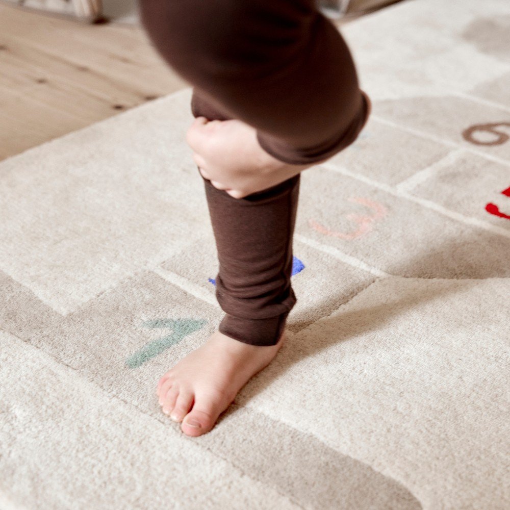 Dziecięcy dywan do zabawy z mieszanki wełny tkany ręcznie 75x180 cm Rabbit Hopscotch – OYOY Mini (zdjęcie 4)