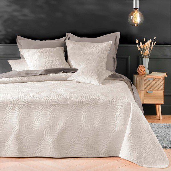 Kremowy aksamitny zestaw narzuty na łóżko i poszewki na poduszkę 220x240 cm Solange – douceur d'intérieur-image-1