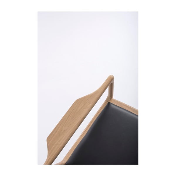 Fotel z konstrukcją z litego drewna dębowego i czarnym skórzanym siedziskiem Gazzda Dedo-image-4