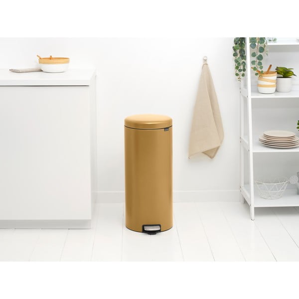 Stalowy kosz na śmieci z pedałem w kolorze złota 30 l NewIcon – Brabantia-image-1