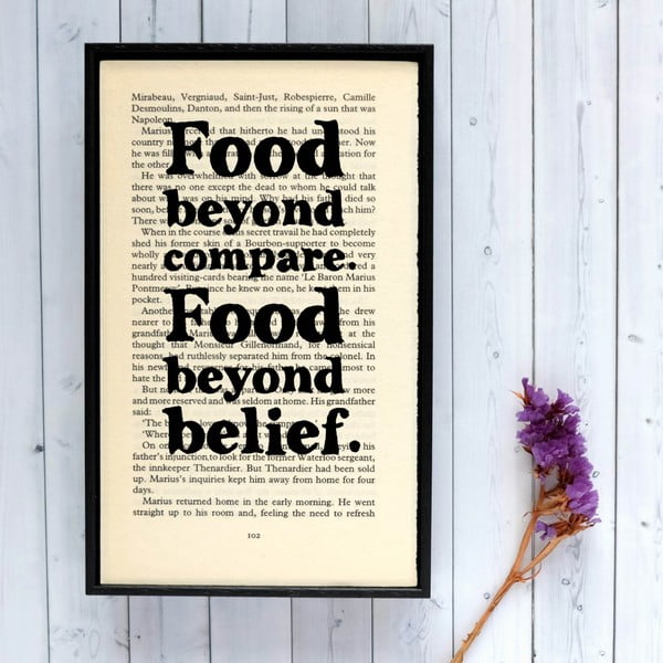 Plakat
  w drewnianej ramce Bookishly Les Mis Food Beyond Compare