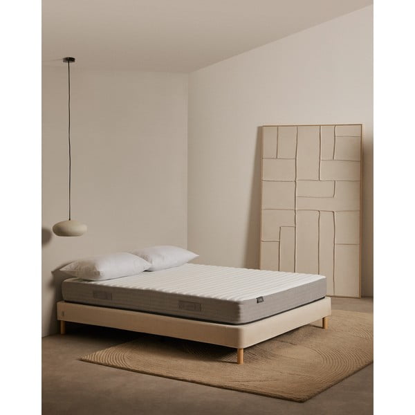 Średnio twardy piankowy materac antyalergiczny/termoregulacyjny 150x200 cm Yoko – Kave Home-image-1