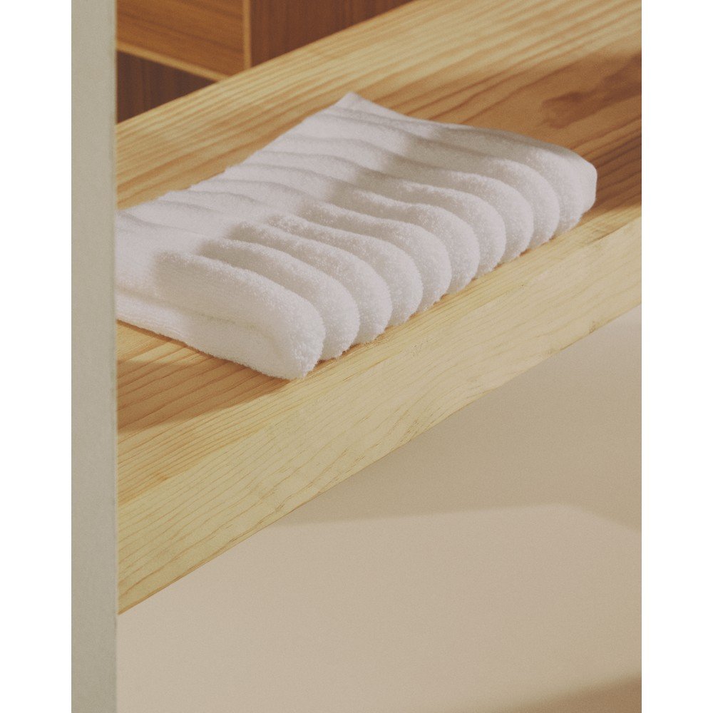 Biały bawełniany ręcznik frotte 50x90 cm Navira – Kave Home (zdjęcie 5)