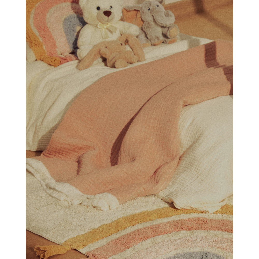 Łososiowy koc dziecięcy muślinowy 130x170 cm Nafine – Kave Home (zdjęcie 4)