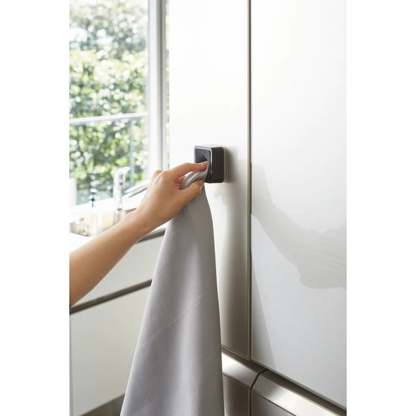 Czarny samoprzylepny plastikowy wieszak na ścierki kuchenne Film Hook – YAMAZAKI-image-4