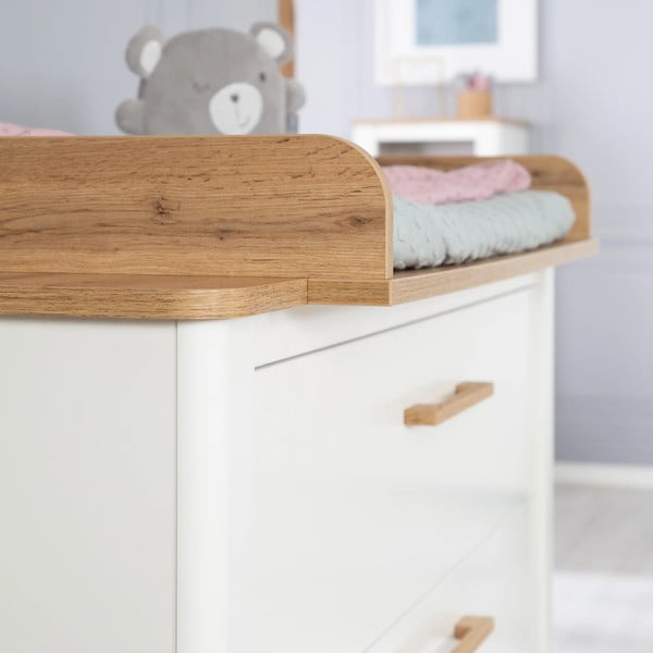 Biała niska komoda dziecięca w dekorze dębu z przewijakiem 119x100 cm Ava – Roba-image-3