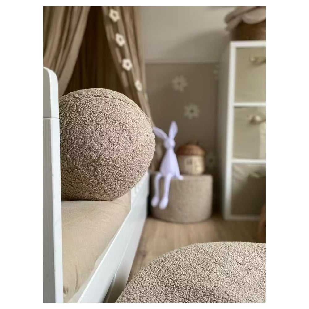 Jasnobrązowa poduszka na sofę dziecięcą z materiału bouclé Ball – Wigiwama (zdjęcie 8)