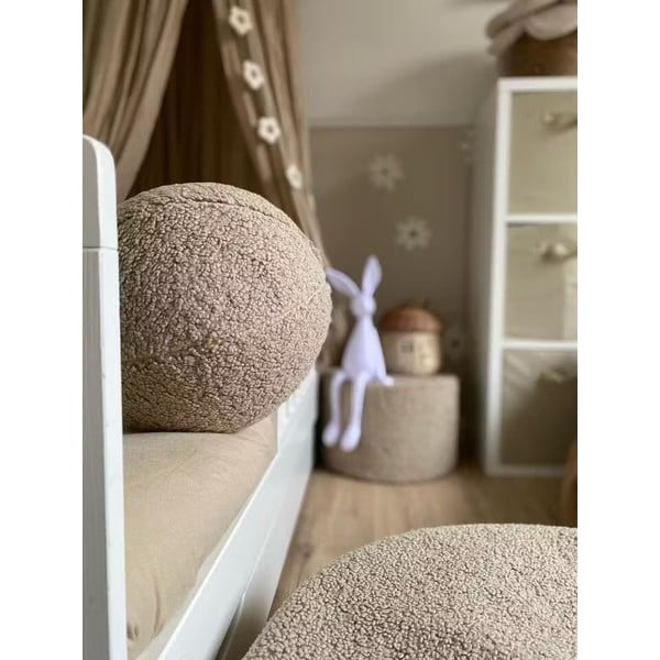 Jasnobrązowa poduszka na sofę dziecięcą z materiału bouclé Ball – Wigiwama-image-4