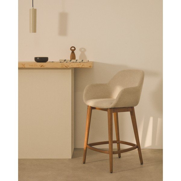 Beżowy tapicerowany hoker z podłokietnikami (wysokość siedziska 66 cm) Konna – Kave Home-image-1