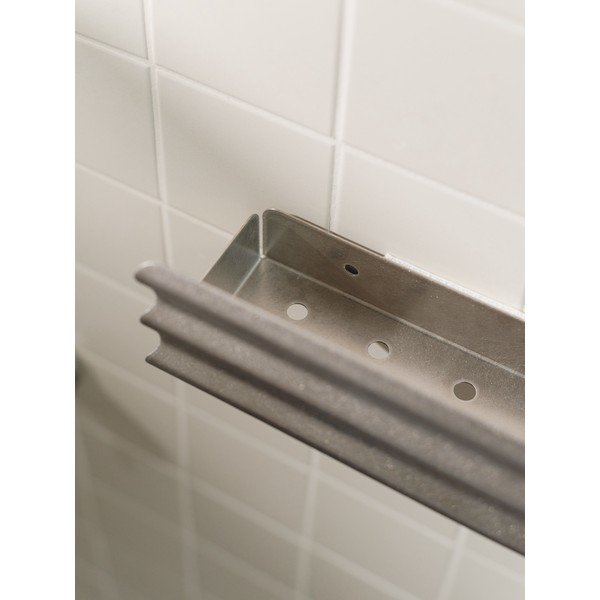 Ścienna półka łazienkowa ze stali nierdzewnej w kolorze srebra Olbi – noo.ma-image-3