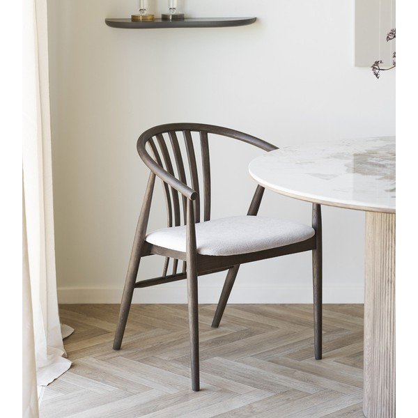 Ciemnobrązowe krzesło z podłokietnikami z litego drewna dębowego Agustin – House Nordic-image-2