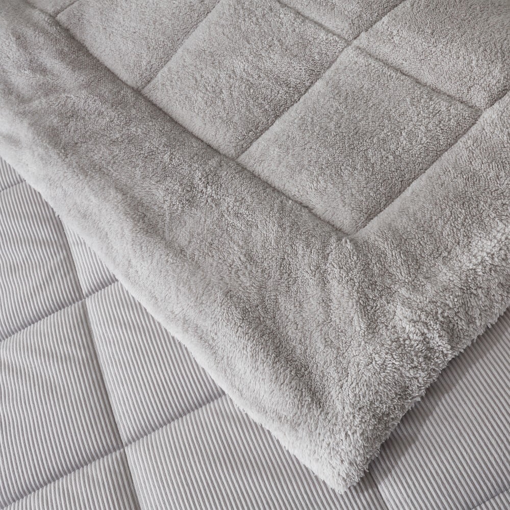 Jasnoszara narzuta pikowana z mikropluszu na łóżko dwuosobowe 200x220 cm Cosy Cord – Catherine Lansfield (zdjęcie 3)