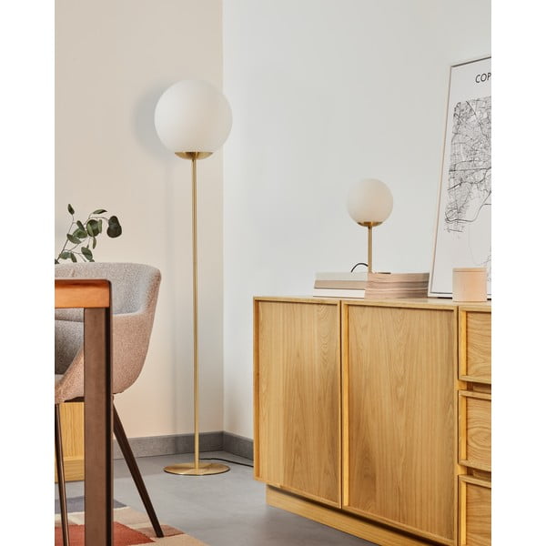 Lampa stojąca w kolorze złota ze szklanym kloszem (wys. 150 cm) Mahala – Kave Home-image-1