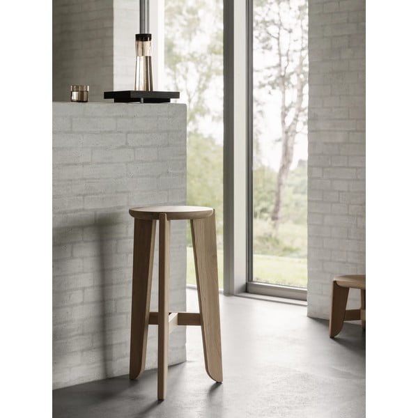 Hoker z litego drewna dębowego w naturalnym kolorze (wysokość siedziska 75 cm) Eli – Blomus-image-4