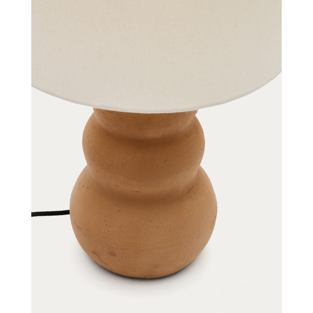 Kamienna lampa stołowa w naturalnym kolorze z tekstylnym kloszem (wysokość 55 cm) Madsen – Kave Home (zdjęcie 3)