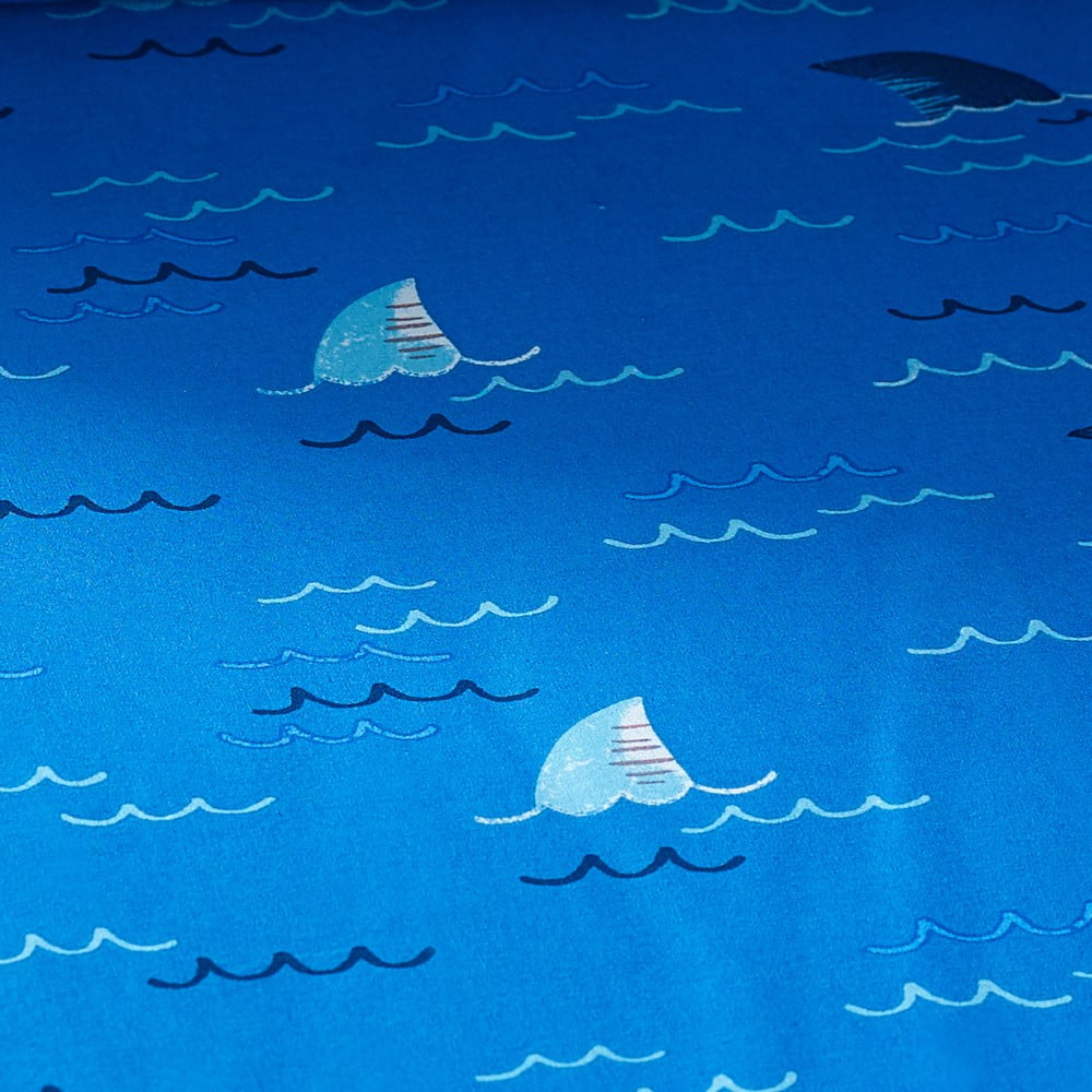 Niebieskie prześcieradło dziecięce do łóżeczka z gumką 70x140 cm Jawsome Shark – Catherine Lansfield (zdjęcie 3)