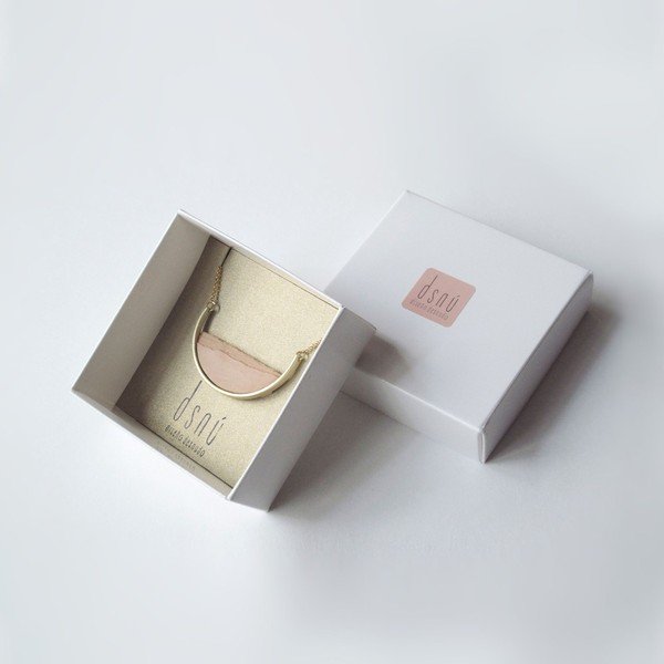 Wisiorek w złotym kolorze z różowym detalem dsnú Curve-image-4