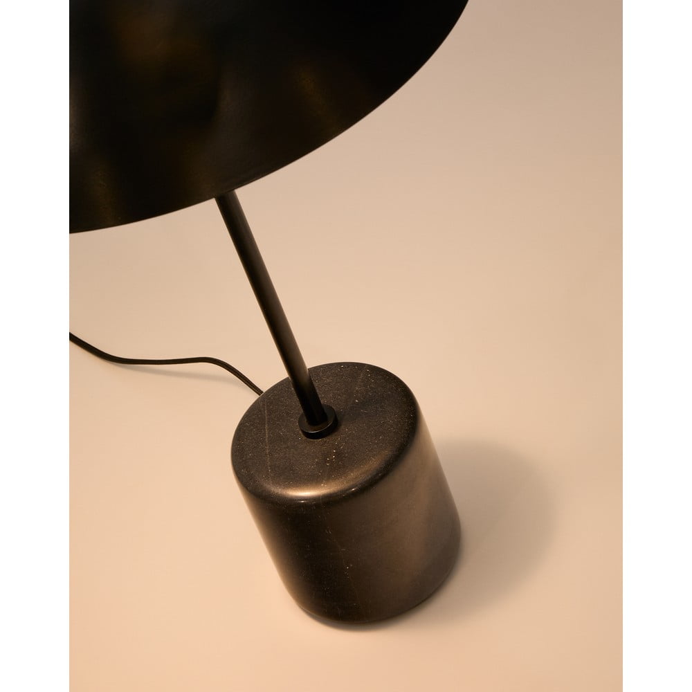 Czarna marmurowa lampa stołowa z metalowym kloszem (wysokość 58 cm) Sayra – Kave Home (zdjęcie 3)