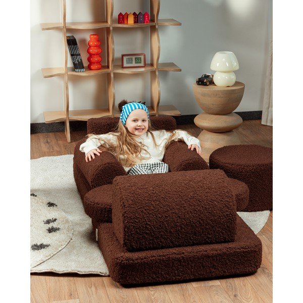 Ciemnobrązowa poduszka na sofę dziecięcą z materiału bouclé Warm Hazel – Wigiwama-image-3