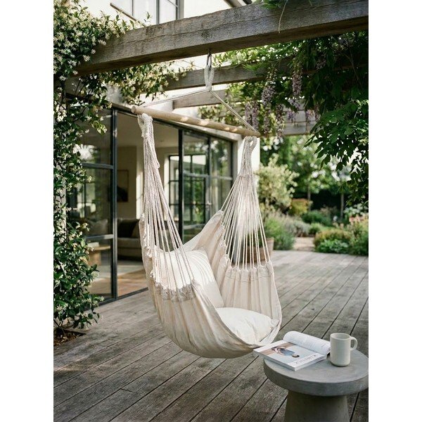 Kremowy tapicerowany wiszący fotel ogrodowy Tobago – Garden Pleasure-image-1