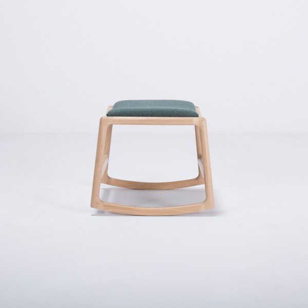 Podnóżek z konstrukcją z drewna dębowego z zieloną tekstylną poduszką Gazzda Dedo-image-1