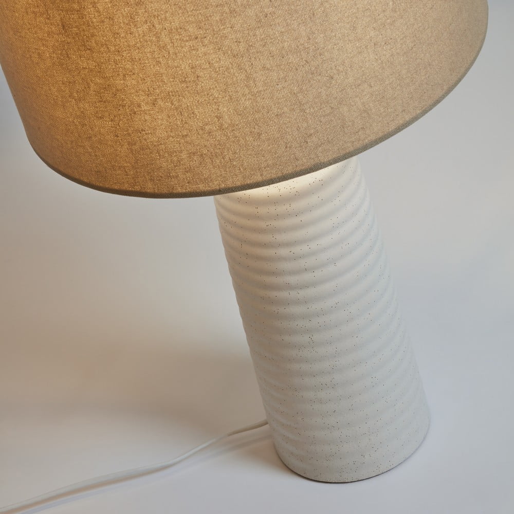 Biała/beżowa lampa stołowa ceramiczna z tekstylnym kloszem (wysokość 58 cm) Mijal – Kave Home (zdjęcie 5)