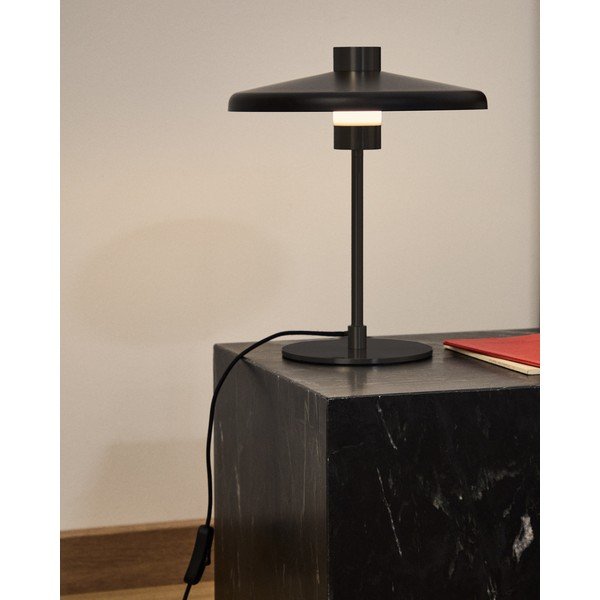 Czarna lampa stołowa z metalowym kloszem (wysokość 32,5 cm) Nuvira – Kave Home-image-1