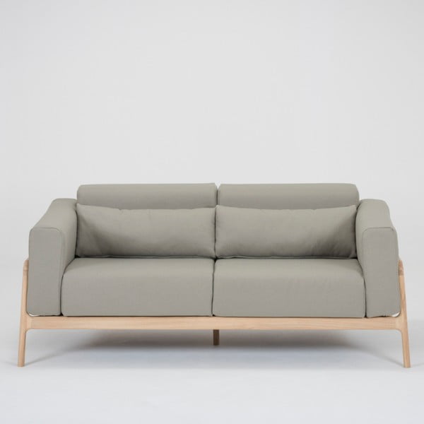 Jasnoszara sofa 2-osobowa z konstrukcją z litego drewna dębowego Gazzda Fawn