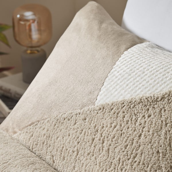 Beżowa pościel dwuosobowa z mikropluszu 200x200 cm Larsson Geo – Catherine Lansfield-image-2