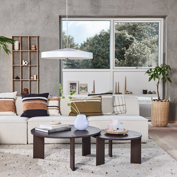 Okrągły stolik z litego drewna jesionowego w ciemnym naturalnym kolorze ø 65 cm Oy – OYOY Living Design-image-2