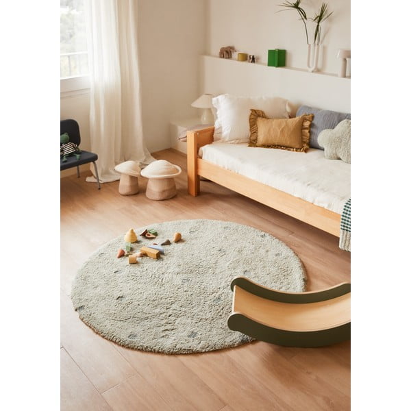 Jasnozielony bawełniany dywan dziecięcy tkany ręcznie odpowiedni do prania ø140 cm Round Dot Blue Sage – Lorena Canals-image-1