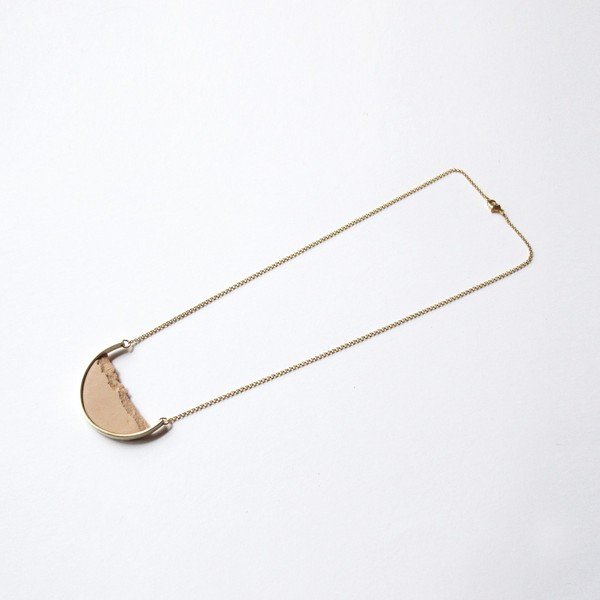 Wisiorek w złotym kolorze z różowym detalem dsnú Curve-image-3